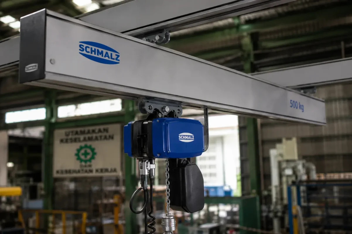 JumboErgo digunakan pada sistem overhead crane untuk memindahkan material bangunan berat di lini produksi